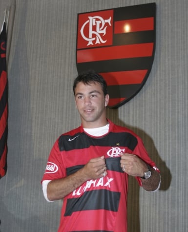 Peralta - Contratado após análise por DVD, o uruguaio Peralta fez poucos gols em 2006 e saiu do Flamengo por desavenças com Ney Franco.