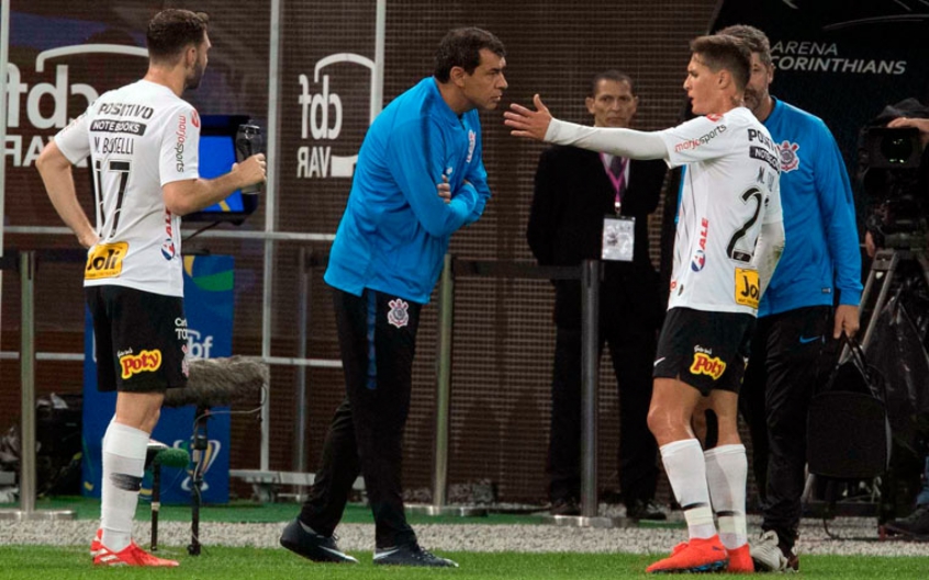 Para começar, o técnico não é mais o mesmo: após o tricampeonato consecutivo do Paulistão, Fábio Carille deixou o comando da equipe, mas apenas em novembro, após uma derrota para o Flamengo, por 4 a 1. Na ocasião, eram oito jogos sem vencer, algo que não acontecia desde 2013. 