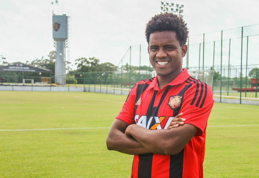 Sport - Contratações: Ronaldo (atacante, do Santo André) e Patric (lateral-direito, do Atlético-MG); / Saídas: Luan (atacante, fim de contrato); Rithely (foto) / Time base: Luan Polli; Raul Prata, Adryelson, Cleberson, Sander; Willian Farias, Marcão Silva, Lucas Mugni, Yan, Hernane, Marquinhos. Técnico: Daniel Paulista 