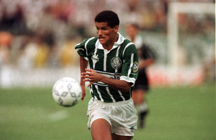 Foi o Verdão que deu o valor que Rivaldo merecia. O meia-atacante estava emprestado ao Corinthians, sendo eleito um dos melhores do Brasileiro de 1993, mas o time alvinegro não o comprou, e coube ao Palmeiras pagar US$ 2,5 milhões (R$ 2,27 milhões, na época) ao Mogi Mirim para adquiri-lo, em agosto de 1994.