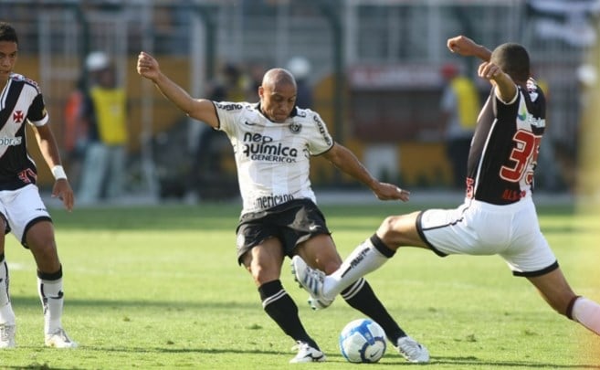 Roberto Carlos foi anunciado como um dos grandes reforços do Corinthians para a temporada 2010. O primeiro gol veio na vitória por 2 a 1 sobre o Santo André, no Paulista.