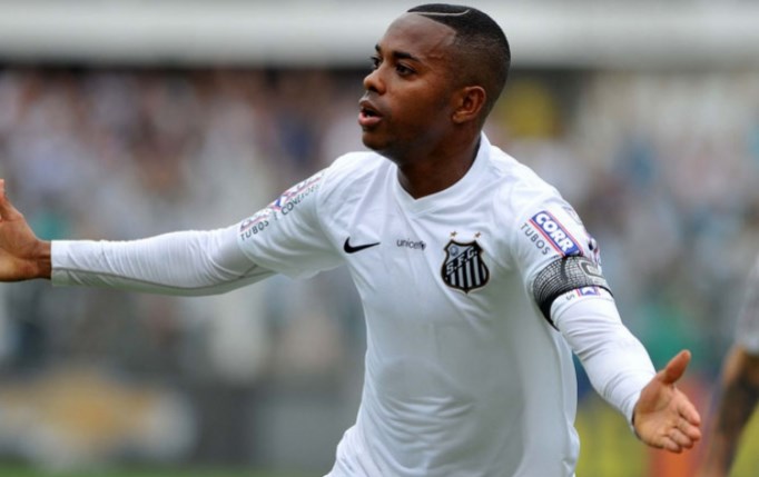 Em baixa no Istambul Basaksehir, o atacante Robinho pode reaparecer no Santos. A diretoria santista mantém conversas com a advogada do jogador, Marisa Alija, e a consultou para saber se o eterno Menino da Vila tem interesse em retornar ao Brasil. A informação foi inicialmente publicada pelo “Globoesporte” e confirmada pelo LANCE!.