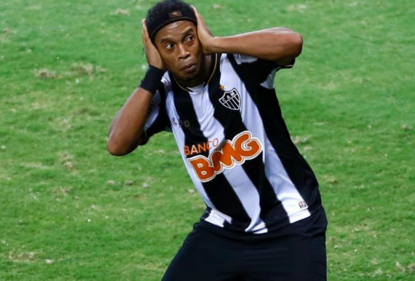 Ronaldinho Gaúcho está passando apuros no Paraguai, onde está preso há mais de uma semana. Porém, quando chegou no Atlético-MG, em 2012, o seu status era de estrela, como de se esperar. Seu primeiro gol veio em jogo contra o Náutico, na goleada por 5 a 1, na Arena Independência.