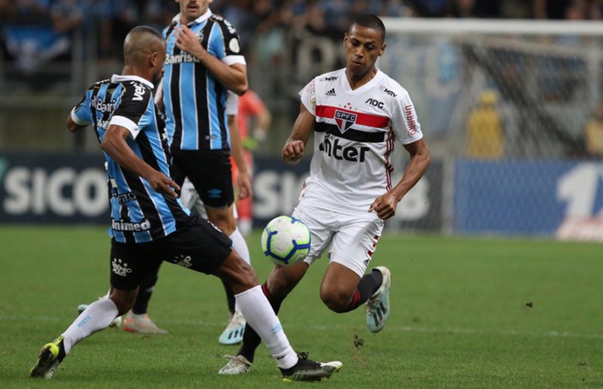 O São Paulo foi atropelado pelo Grêmio na tarde deste domingo, em Porto Alegre, e saiu derrotado por 3 a 0 pela 36ª rodada do Brasileirão. O único que se salvou pelo Tricolor Paulista foi o zagueiro Bruno Alves, que foi bem nos desarmes e cortes. Confira as notas do São Paulo no LANCE! 