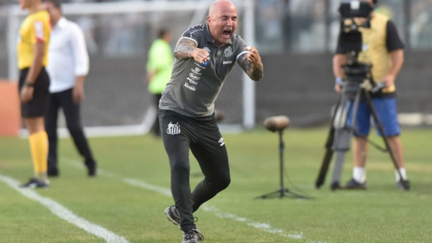 O presidente do Palmeiras, Mauricio Galiotte, foi ao Rio para se reunir com Sampaoli nesta quinta. Ao lado do diretor Anderson Barros, o Verdão apresentará a contraproposta ao argentino, que pediu, inicialmente, R$ 2 milhões mensais para ele e sua comissão técnica.