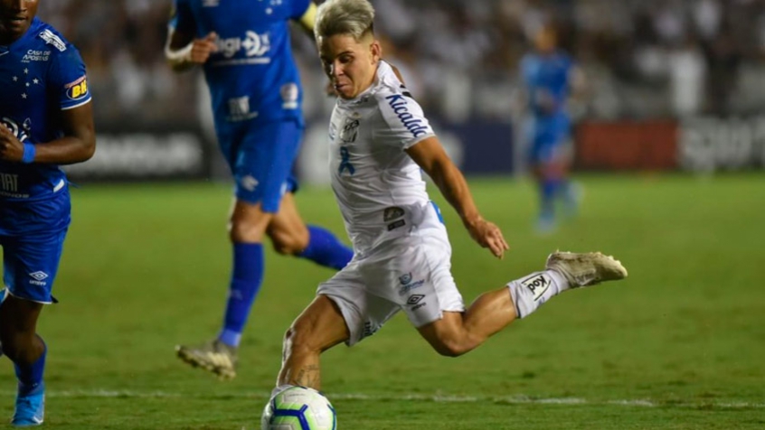 Segundo apurado pelo LANCE!, as chances de o Santos perder Soteldo para o Atlético-MG são pequenas, visto que o clube está com as contas em dia com o atacante. O Peixe alega que não existe brecha para que o venezuelano seja negociado.