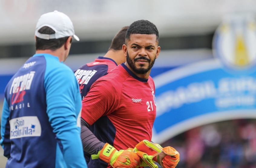 NEGOCIANDO - Embora ainda não tenha anunciado nenhum reforço, o Vasco se movimenta no mercado. Para a posição de goleiro, o alvo é Thiago Rodrigues, em fim de contrato com o CSA. O jornalista Emerson Júnior publicou sobre o interesse cruz-maltino primeiramente e o LANCE! confirmou as tratativas.