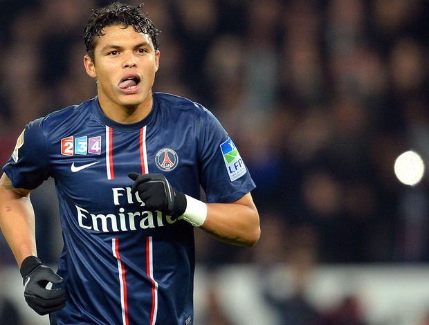 ESQUENTOU - O zagueiro Thiago Silva, que está em final de contrato com o Paris Saint-Germain e ainda não definiu seu futuro, pode permanecer no clube francês. Segundo o jornal "As", da Espanha, os parisienses estudam a renovação do defensor por mais uma temporada.