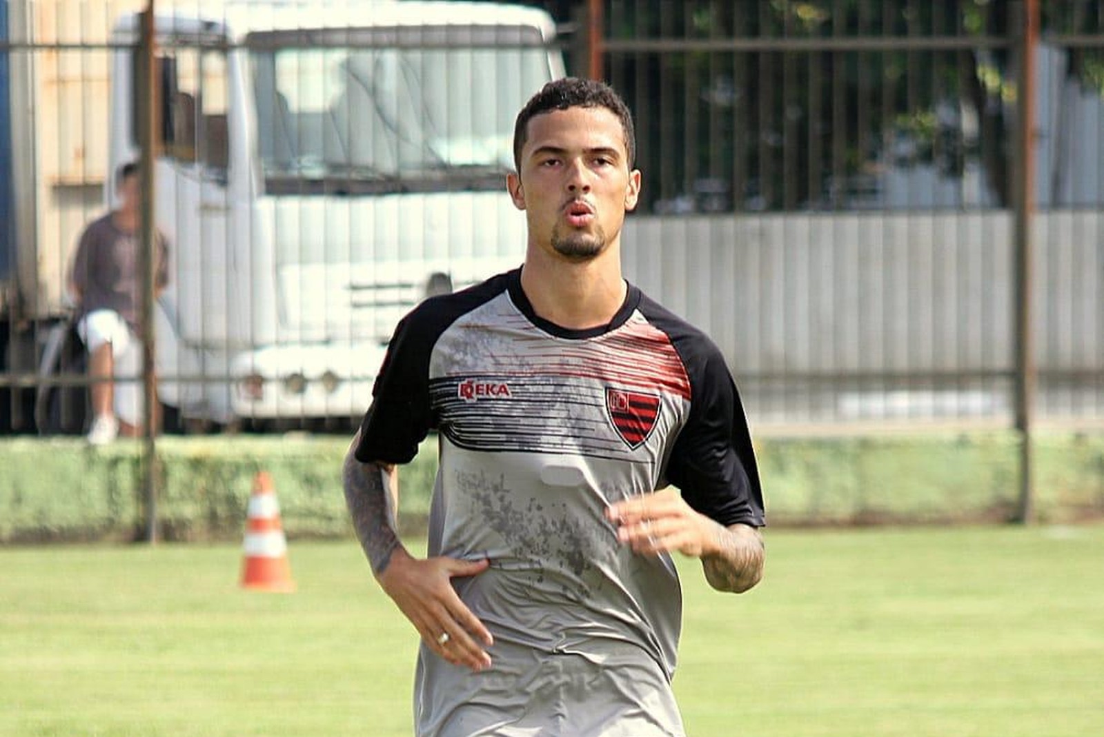 O volante Thiaguinho, que pertence ao Corinthians, e que estava no Oeste, acertou com o Botafogo por empréstimo. É mais um reforço do clube para 2020. 