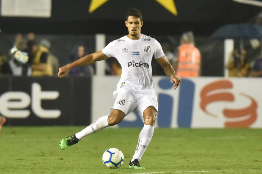 Lucas Veríssimo - O zagueiro tinha contrato com o Santos até 30/6/2022 e ampliou seu vínculo até dezembro de 2024. De acordo com o Transfermarkt, o jogador vale 3,5 milhões de euros (cerca de 19 milhões de reais).