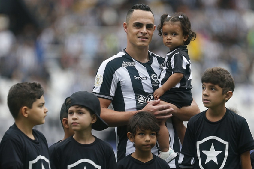 O atacante Victor Rangel recebeu propostas e deve ser liberado pelo Botafogo. O atacante possui sondagens de CSA e Chapecoense e pode rescindir atual vínculo com o Alvinegro. 