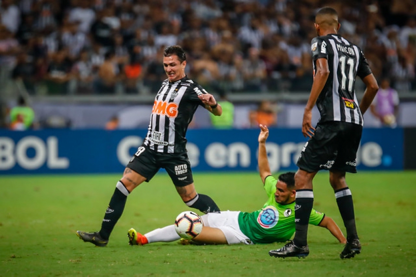 O Botafogo está buscando reforços no mercado. Com dificuldades financeiras, o Alvinegro pode contratar Vinícius, meio-campista do Atlético-MG, para 2020 sem custos. A operação com o clube mineira tem relação, mesmo que indireta, com a situação do zagueiro Gabriel, que foi pedido de volta pelo clube mineiro. 