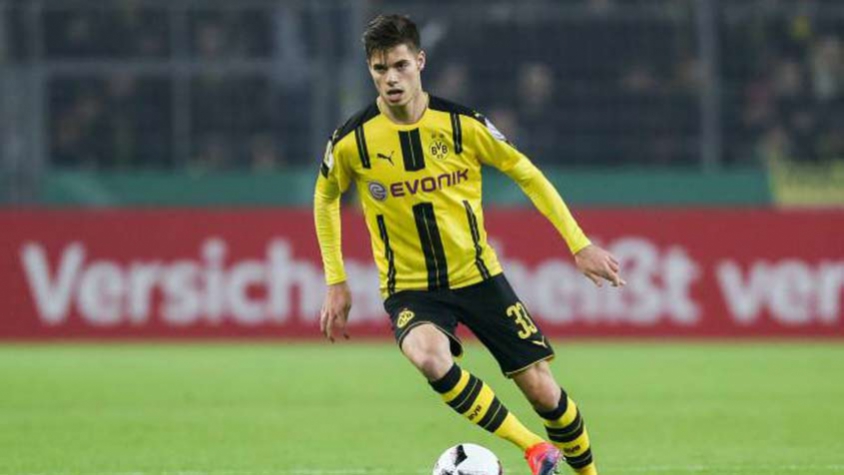 ESQUENTOU - A Juventus procura um meio-campista e o Benfica ofereceu Julian Weigl ao clube italiano, segundo o portal “Calciomercato”. Os portugueses pedem cerca de 25 milhões de euros (R$ 166 milhões) pelo alemão que pode deixar a equipe da Luz na janela de transferências de janeiro.