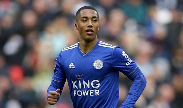 ESQUENTOU - Tielemans, meio-campista do Leicester e da Bélgica, busca forçar uma saída dos Foxes para o Liverpool nesta janela de transferências, segundo o portal "Voetbal24". No entanto, seu clube pede 64 milhões de libras (R$ 391 milhões) para uma transferência. As informações indicam que os Reds estão dispostos a alcançar o valor pedido pelo rival inglês. O atleta foi identificado pelo técnico Jurgen Klopp como a reposição ideal para o elenco de Anfield após a saída de Wijnaldum para o Paris Saint-Germain.