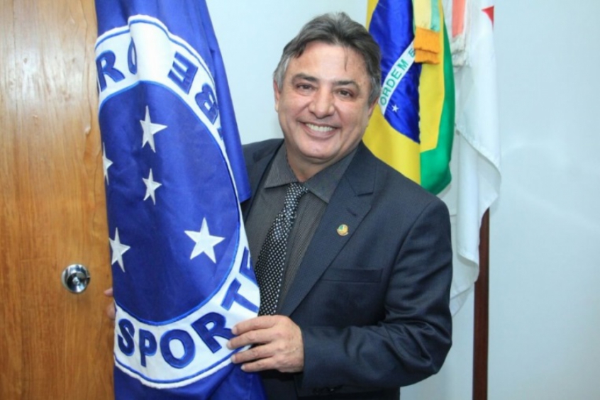 Zezé Perrella deixou o cargo de gestor de futebol do Cruzeiro na manhã desta quinta-feira (12). A notícia gerou surpresa, pois Perrella havia se licenciado da presidência do Conselho Deliberativo para se dedicar exclusivamente ao futebol cruzeirense.