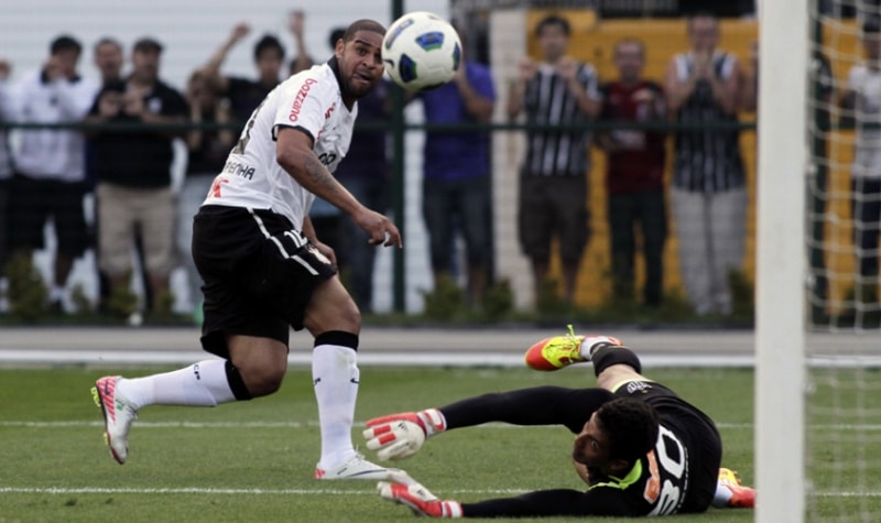 Adriano - Corinthians 2 x 1 Atlético-MG - 2011 - O Imperador estava há um ano e seis meses sem marcar =, mas quebrou o jejum em grande estilo. Timão e Galo disputavam a liderança do Brasileirão, quando Adriano recebeu na área e tocou na saída do goleiro para dar a liderança ao Corinthians. 