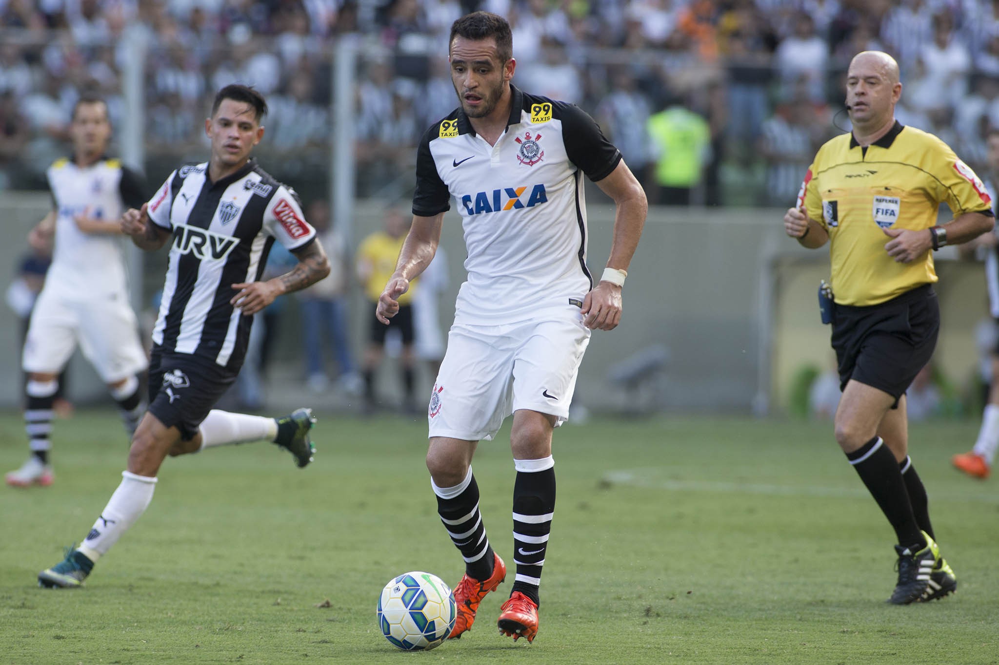 Renato Augusto, meio-campista titular, defende o Beijing Guoan, da China. Estava nas conquistas do Brasileiro de 2015 e na Recopa de 2013.