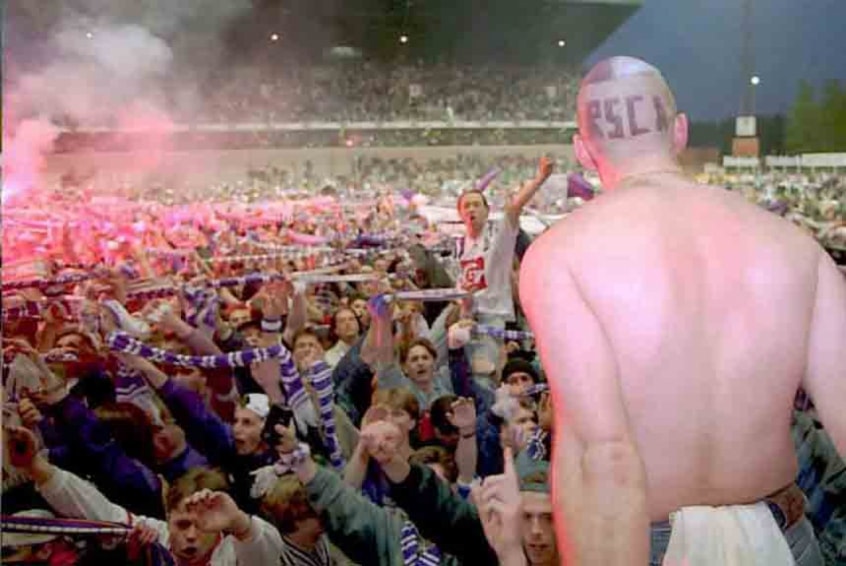 Recentemente, a liga de futebol da Bélgica afirmou que os torcedores poderão retornar aos estádios progressivamente a partir de setembro. Dependendo da capacidade dos estádios, serão permitidos entre 400 e cinco mil pessoas. Na foto, a torcida do Anderlecht.