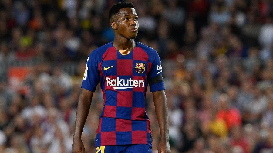Jovem promessa do Barcelona, o atacante Ansu Fati estreou na equipe do Barça em 2019, quando tinha apenas 16 anos. A partir daí, o futebol do garoto só evoluiu. Ele já fez 25 partidas no clube, com cinco gols marcados.