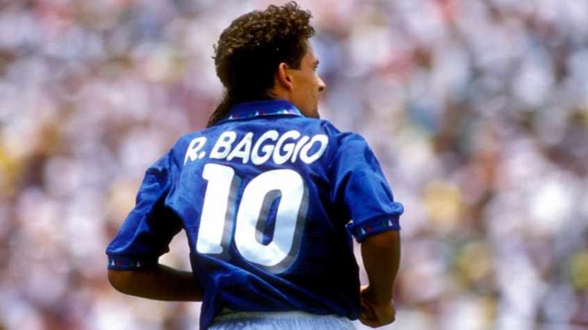 10 – Baggio: italiano atuava como meia-atacante; jogou por vários clubes italianos, com destaque para Juventus e Milan, além da seleção italiana. Foi eleito Melhor do Mundo em 93
