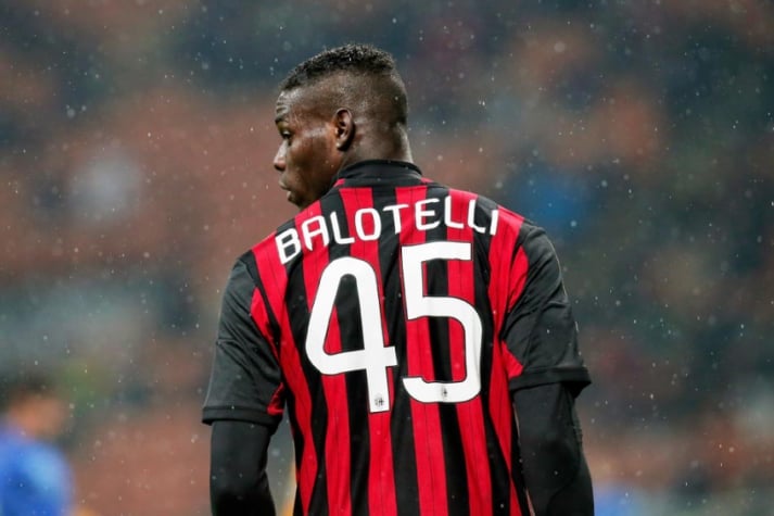 Balotelli não estava em um bom momento no Milan, em 2014, e foi substituído na derrota por 2 a 0 para a Roma, em 2014. Bateu boca com o técnico Seedorf e também com jornalistas depois do jogo.