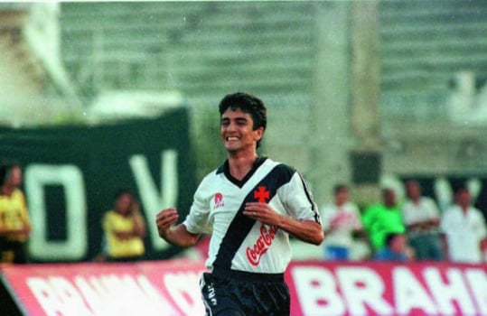 11º - Bebeto - Revelado pelo Vitória e com passagem marcante pelo Flamengo ainda nos anos 80, Bebeto começou os anos 90 desfilando o seu talento com a camisa do Vasco. O Baianinho inclusive foi artilheiro do Campeonato Brasileiro de 1992 marcando 18 gols. Daí partiu para a Espanha, onde virou ídolo do La Coruña. Ao retornar, vestiu novamente a camisa de Flamengo e Vitória, além da do Botafogo no fim da década. Entre 1990 e 1999, Bebeto marcou 46 gols no Brasileirão.