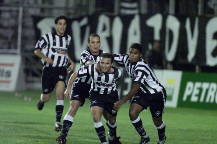 Ao fim do ano de 2003, que marcou a volta à elite do Brasileirão, o Alvinegro encerrou seu vínculo com a antiga fornecedora.