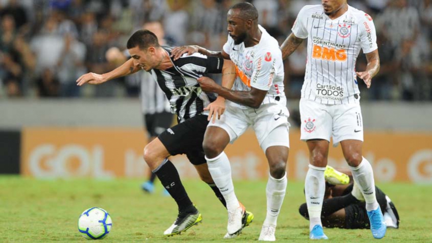 CEARÁ: SOBE - A melhor chance do Ceará foi em uma cobrança de falta executada por Ricardinho, ainda no primeiro tempo. O meia, aliás, deu bons passes. O destaque da equipe, porém, foi Samuel Xavier, que se desdobrou na defesa e apoiou, da forma que deu, o ataque. - DESCE - Thiago Galhardo e Leandro Carvalho ficaram apagados em campo e pouco levaram perigo ao gol defendido por Cássio. Lima até jogava bem, mas deu um carrinho criminoso em Ramiro e mereceu a expulsão. A defesa também deu mole e não subiu à altura de Gustagol no lance que decidiu o placar.