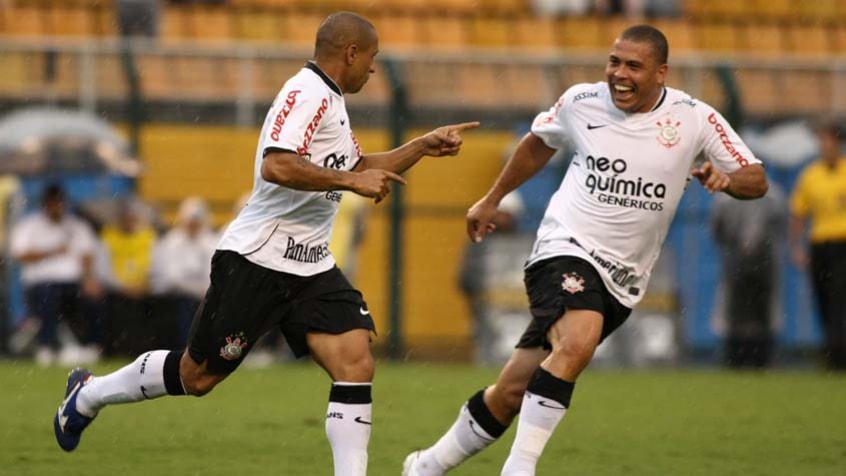 Em 2009, Ronaldo recebeu uma placa em homenagem ao seu segundo gol marcado na partida diante do Santos, em quetocou com classe por cima do goleiro santista Fábio Costa. O fenômeno eternizou o momento com a frase: 'A cada gol que faço emagreço um quilo e fico mais bonito'. 