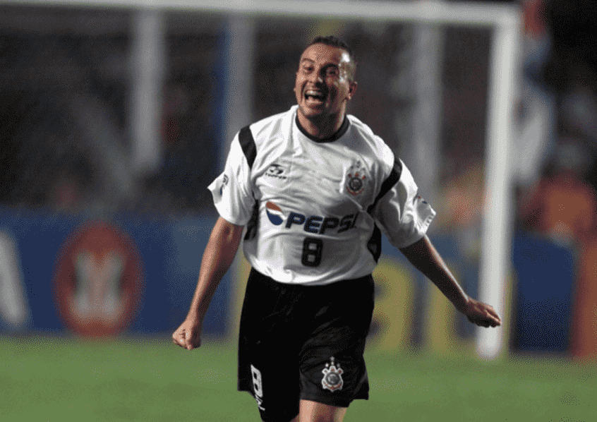 Titular do Palmeiras na semifinal da Libertadores, Rogério entrou na Justiça e deixou o clube para atuar no Corinthians já no segundo semestre de 2000.