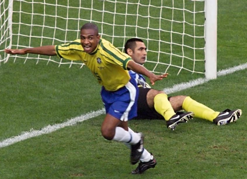 Copa do Mundo de 1998 - Local: França - Autor do primeiro gol do Brasil na competição: César Sampaio - Partida: Brasil 2 x 1 Escócia