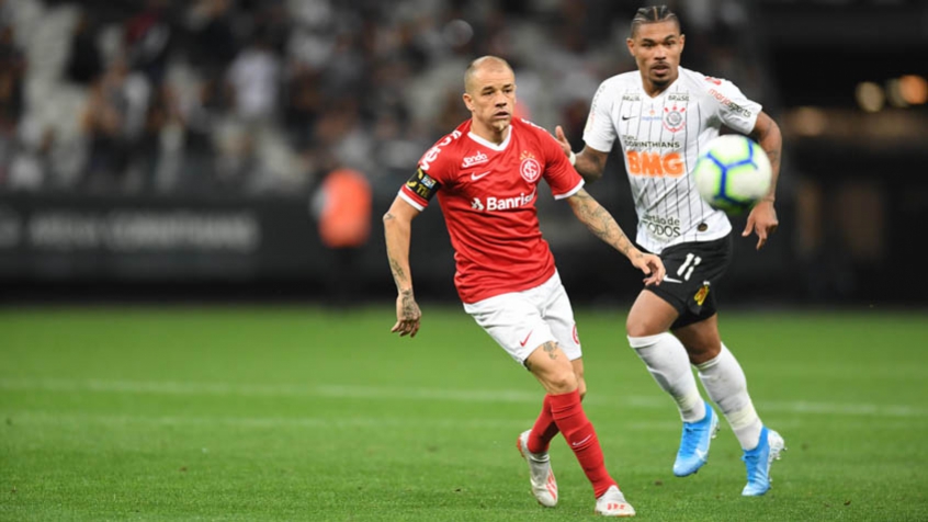 Enquanto Pet rodou por diversas equipes do Brasil, sendo campeão nacional com o Flamengo, em 2009, D'Alessandro se notabilizou exatamente por defender apenas uma camisa: a do Internacional. O argentino, autor de 40 gols em Brasileiros, é um dos maiores ídolos do colorado.  