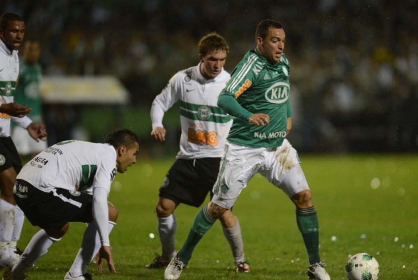 Daniel Carvalho: em janeiro de 2012, o Palmeiras anunciou a chegada do meio-campista Daniel Carvalho, que havia feito boas atuações por Inter, Atlético-MG e CSKA Moscou. No entanto, fora de forma desde que chegou, esteve presente no rebaixamento daquele ano para a Série B.