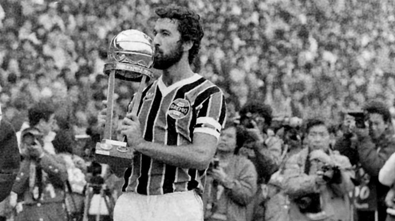 Hugo de León também foi o último estrangeiro que comandou o Grêmio, em uma passagem mais recente, no ano de 2005. O uruguaio também foi jogador do Imortal, na década de 1980.