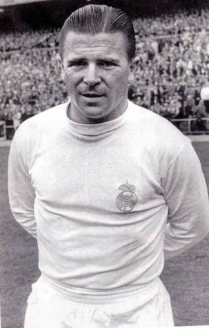 Di Stéfano - O craque argentino jamais pode disputar uma Copa do Mundo pelo seu país, já que a Argentina não participou dos mundiais de 50 e 54, por não concordar em ter perdido para o Brasil a sede do mundial de 1950. O atleta também jogou com a camisa da seleção colombiana e espanhola. Pela Espanha, jogou sua única Copa, em 1962. 