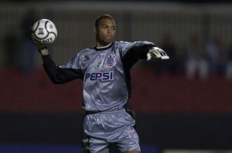 O goleiro Dida marcou época por diversos clubes, sendo que conseguiu se destacar no Milan (onde fez parte dos títulos da Liga dos Campeões em 2002-03 e 2006-07) e o Mundial de Clubes de 2007. Dentre outros títulos de sua carreira, podemos citar a Libertadores de 97 pelo Cruzeiro e o Mundial da Fifa em 2000 pelo Corinthians. Terminou sua carreira com 42 anos.