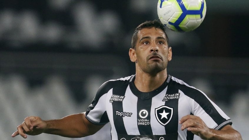 Diego Souza não teve seu vínculo estendido e deixou o Botafogo ao fim da temporada passada. O Grêmio pode ser o destino do meia-atacante de 34 anos. 