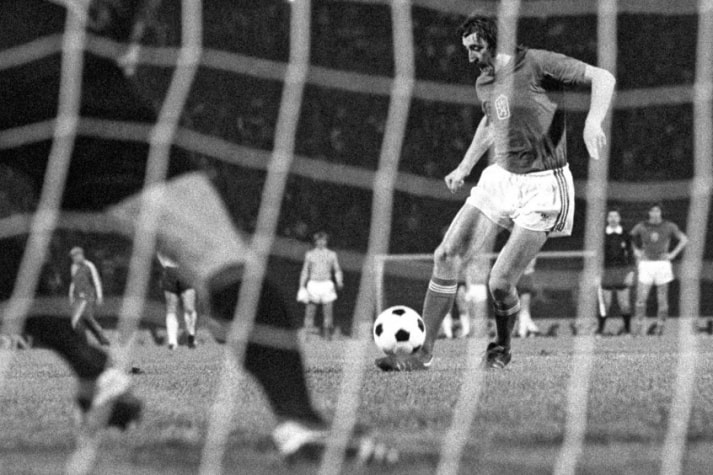 Antonín Panenka, inventor da “cavadinha”, foi internado em outubro devido a complicações por coronavírus. O ídolo da República Tcheca tem 71 anos.