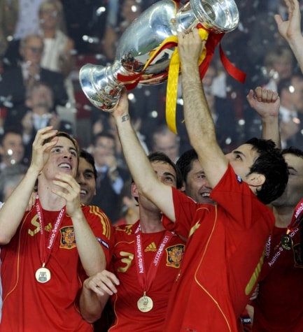 Espanha - Em 2008, a Fúria foi campeã invicta da Eurocopa. Durante a campanha foram 5 vitórias e um empate. Já em 2012, os espanhóis repetiram o feito, dessa vez com a seguinte campanha: 4 vitórias e dois empates.