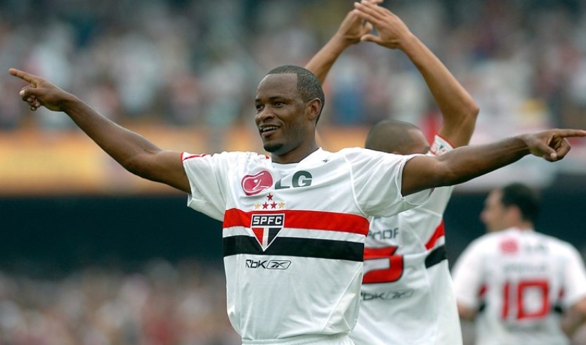 2006 - O São Paulo levou 29 gols até a 29ª rodada do Brasileiro daquele ano, quando foi campeão nacional. A zaga titular era formada por Rogério Ceni; Ilsinho, Fabão (foto), Miranda e Junior.