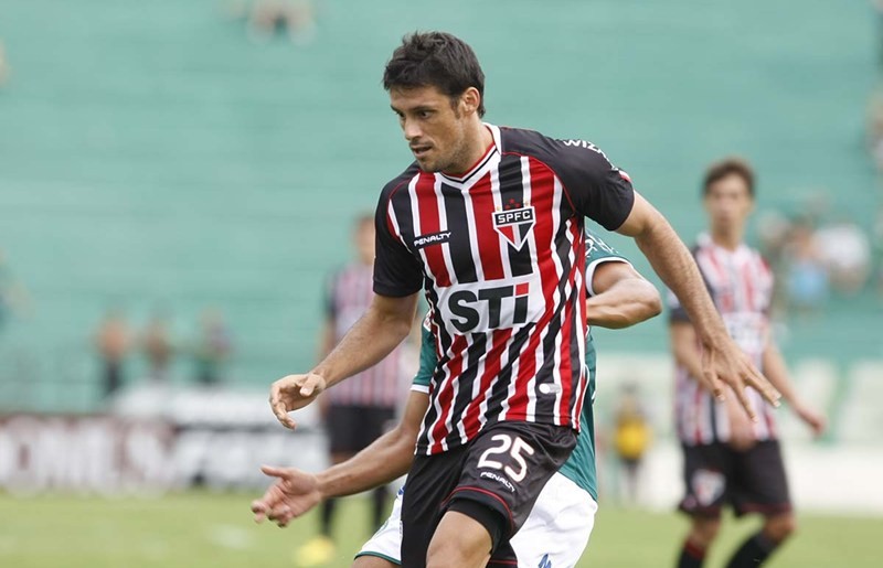 Fabrício: ex-São Paulo e Cruzeiro, o volante Fabrício não escuta as músicas tradicionais de vestiários antes do jogo, preferindo ouvir AC/DC e Ramones.