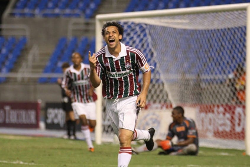 12. Fred tem 199 gols pelo Fluminense e buscará o gol 200 na despedida contra o Ceará. O atacante foi artilheiro de quantas competições vestindo a camisa tricolor? (A) Três (B) Seis (C) Quatro (D) Cinco