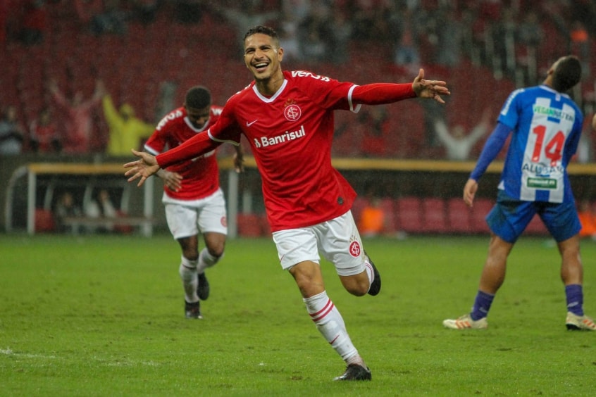 Após longo período de suspensão por doping, Paolo Guerrero estreou com gol pelo Internacional, na vitória da equipe por 2 a 0 sobre o Caxias, indo para a final do Gauchão no ano passado.