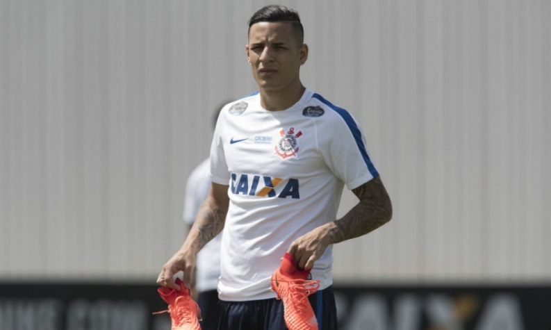 Guilherme Arana - deu três assistências para Jô em 2017 - atualmente defende o Atlético-MG