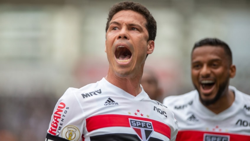 São Paulo da década - Rogério Ceni; Daniel Alves, Arboleda, Bruno Alves e Reinaldo; Casemiro, Hernanes e Lucas Moura; David Neres, Alexandre Pato e Calleri.