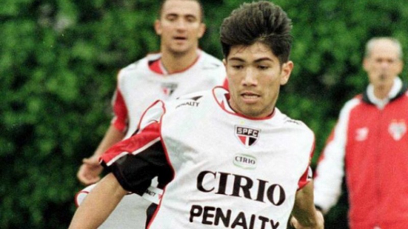 Botafogo e Gama - Quando se foi descoberto que o atacante Sandro Hiroshi, do São Paulo, atuava com documentos que mentiam sobre sua idade, Botafogo e Inter, que perderam para o time paulista durante o campeonato, entraram na Justiça Desportiva e ganharam. Com isso, o Botafogo escapou da queda e o Gama acabou ficando entre os rebaixados. A equipe brasiliense recorreu à Justiça Comum, que deu ganho de causa para o clube. Como a FIFA não aceita recursos judiciais fora do âmbito desportivo, o Gama foi punido e não poderia disputar torneios no ano seguinte. Com os conflitos, a CBF não foi capaz de organizar o Campeonato Brasileiro de 2000. O Clube dos 13 foi o responsável por organizar a competição, que seria chamada de Copa João Havelange e unificaria as três divisões do futebol brasileiro, dividida em quatro módulos com todos tendo a chance de ser campeão. O Gama e o Botafogo ficaram no módulo principal, além do Juventude (que estava na zona do rebaixamento do Brasileirão de 99), Bahia e América-MG (que deveriam jogar a Série C) e o Fluminense (que havia vencido a Série C de 99).