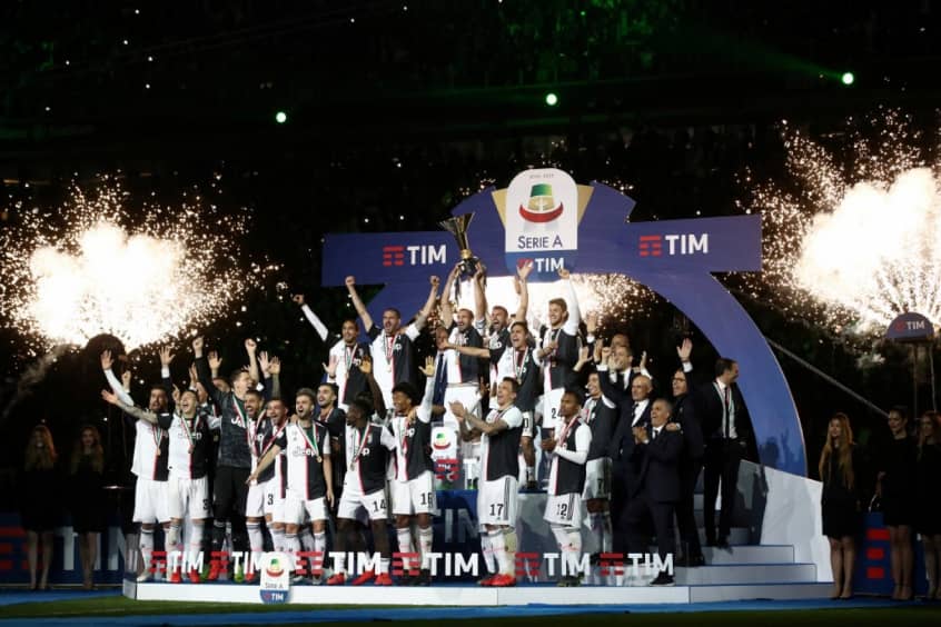 A Juventus, da Itália, não fica atrás. São 35 títulos do Calcio, sendo também oito na sequência, de 2011 para 2019. No momento, ela é a líder da atual temporada.