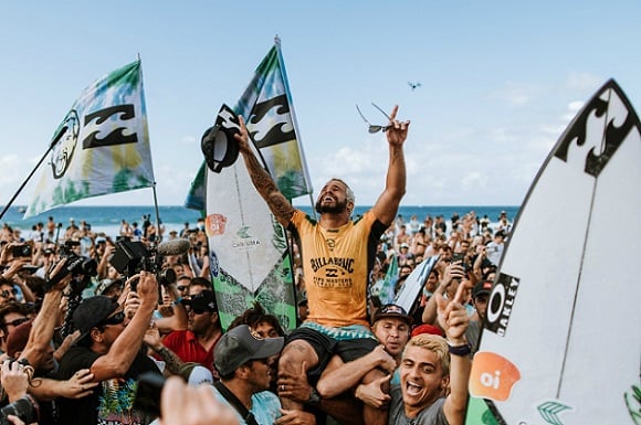 No ano de 2019 se sagrou campeão da WSL, o maior campeonato mundial de surfe.