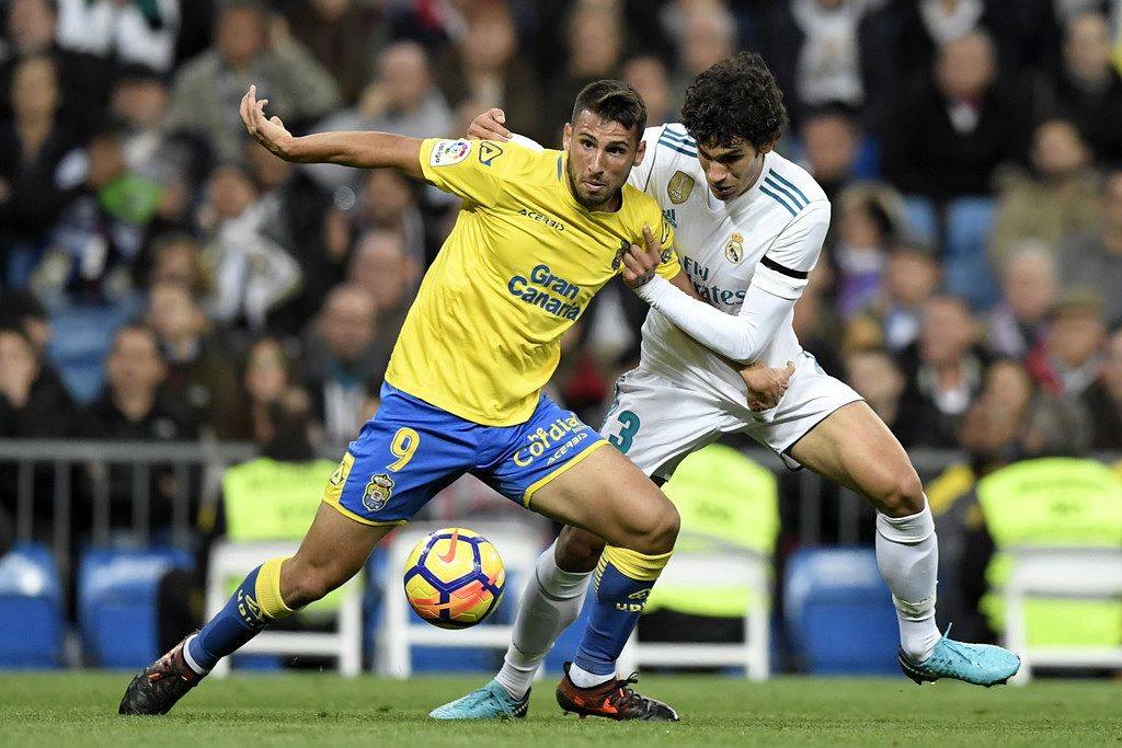 ESQUENTOU - O São Paulo agora se concentra para tentar repatriar o atacante Calleri, após o fim do empréstimo dele ao Osasuna-ESP. Ainda vinculado ao Deportivo Maldonado-URU, um clube de empresários, o Tricolor pode contar com dois fatores para convencer o jogador a voltar. Um deles é a identificação de Calleri com o clube do Morumbi. Outro fator que pode ajudar nas negociações para o São Paulo são os compatriotas de Calleri no elenco do clube.