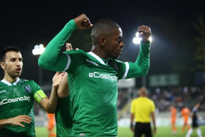 JONATHAN CAFU – Com passagens pela Ponte Preta e São Paulo, o atacante chegou à Europa para jogar no Ludogorets (Bulgária), se destacou e foi comprado pelo Bordeaux, da França. No entanto, o brasileiro foi perdendo espaço e atualmente defende o Estrela Vermelha, da Sérvia, por empréstimo.